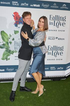 Valentin Lusin mit Ehefrau Renata Lusin (schwanger) - Weltpremiere der Grand Show FALLING IN LOVE im Friedrichstadt-Palast Berlin am 11.10.2023. Premiere - Grand Show FALLING IN LOVE