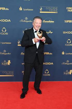 Leipzig - Zahlreiche Stars besuchen die 29. Goldene Henne 2023 13.10.2023 ab 18 Uhr Leipzig, Media City Fotograf: EHL Media Erik-Holm Langhof im Bild: Harold Kreis, Trainer der Eishockey Nationalmannschaft, wird mit einer Goldennen Henne geehrt Am Freitagabend findet die Verleihung Goldene Henne 2023, gemeinsam veranstaltet von SuperIllu und MDR-Fernsehen, wieder in Leipzig statt. Deutschlands größter Publikumspreis wird bereits zum 29. Mal vergeben. Dazu eingeladen sind zahlreiche regionale, nationale und internationale Stars. Die Preisverleihung findet in den Studios der Media City beim MDR statt. Leipzig Sachsen Deutschland Copyright: xEHLxMedia Erik-HolmxLanghofx 231013_goldene-henne-preise-teil1_5