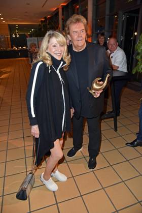 Howard Carpendale mit Ehefrau Donnice Pierce bei der VERLEIHUNG DER GOLDENEN HENNE 2023 in der Media City in Leipzig am 13.10.2023 - Preisträger