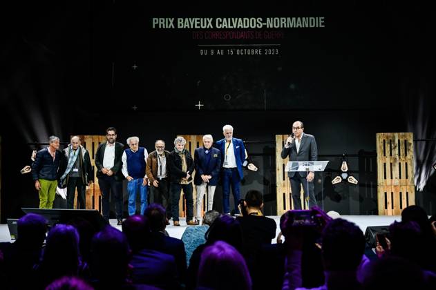 PHOTOPQR OUEST FRANCE Martin ROCHE ; Bayeux ; 14 10 2023 ; Ce samedi 14 octobre 2023 la soirée de remise des prix de la 30 ème édition du Prix Bayeux Calvados Normandie des correspondants de guerre . Les anciens présidents de jury du Prix Bayeux sur scène Caen, France, oct 14th 2023. 30th edition of the Bayeux Calvados Normandy War Correspondents Prize Bayeux France  Copyright: xPHOTOPQR OUESTxFRANCE MAXPPPxMartinxROCHEx 20231014OFR4387 20231014OFR4410