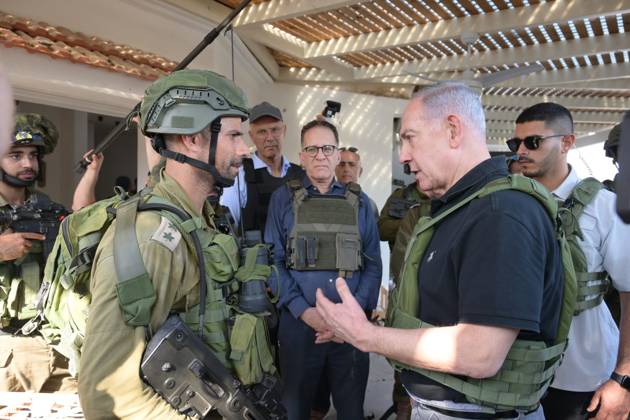 Bilder des Jahres 2023, News 10 Oktober News Themen der Woche KW41 News Bilder des Tages October 14, 2023, Israel: Israeli Prime Minister BENJAMIN NETANYAHU visits the Gaza border touring Kibbutz Beeri and Kibbutz Kfar Aza and viewed ruins of homes where massacres occurred. The Prime Minister met with IDF fighters in the field including Col. AMI BITTON, commanding officer of the Paratroopers 35th Brigade. Israel - ZUMAi99_ 20231014_zip_i99_002 Copyright: xAvixOhayon IsraelxGpox