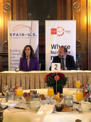 The president of the Community of Madrid, Isabel Díaz Ayuso, speaks with the president of the Spain-United States Chamber of Commerce, Marco Antonio Achon, during a business forum today in New York, United States, 16 October 2023. The Madrid president presented today at a business forum in New York the advantages of her territory for foreign investment, highlighting two main ideas: the low taxation of the region she directs and the commitment to the freedoms that define a lifestyle that It may be attractive to settle in Madrid. Ayuso presents Madrid to US businessmen as a place of freedom and low taxation !ACHTUNG: NUR REDAKTIONELLE NUTZUNG! Copyright: xJavierxOtazux USA9811 20231017-55012105906_1