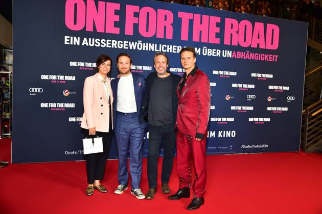 Bilder des Jahres 2023, Entertainment 10 Oktober Entertainment Themen der Woche KW42 Entertainment Bilder des Tages Berlin-Premiere von ONE FOR THE ROAD Nora Tschirner, Frederick Lau, Produzent & Film-Regisseur Markus Goller, Produzent & Autor Oliver Ziegenbalg v.l.n.r. Ankunft, roter Teppich zur Berlin-Premiere von ONE FOR THE ROAD, den Macherm von Friedship und 25km h im Kino der KulturnrajuereiBerlin, am 17.10.2023