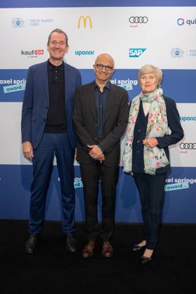 Axel Springer Award 2023 Mathias Döpfner, Satya Nadella und Friede Springer beim Axel Springer Award 2023 im Axel Springer Neubau am 17.10.2023 in Berlin. Copyright: xEventpressxKochanx