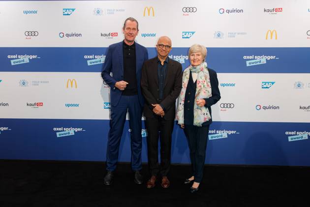 Axel Springer Award 2023 Mathias Döpfner, Satya Nadella und Friede Springer beim Axel Springer Award 2023 im Axel Springer Neubau am 17.10.2023 in Berlin. Copyright: xEventpressxKochanx