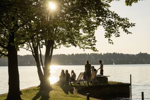 Group of young friends partying at lakeside during sunset, Bavaria, Germany Bavaria, Germany, Europe CR_RONI150802-00206-01 ,model released, Symbolfoto