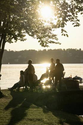 Group of young friends partying at lakeside during sunset, Bavaria, Germany Bavaria, Germany, Europe CR_RONI150802-00211-01 ,model released, Symbolfoto