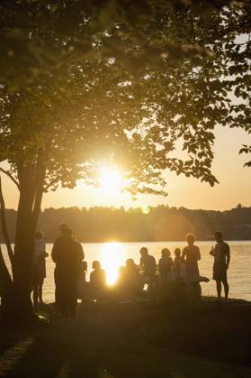 Group of young friends partying at lakeside during sunset, Bavaria, Germany Bavaria, Germany, Europe CR_RONI150802-00213-01 ,model released, Symbolfoto