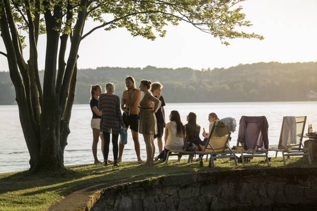 Group of young friends partying at lakeside during sunset, Bavaria, Germany Bavaria, Germany, Europe CR_RONI150802-00215-01 ,model released, Symbolfoto