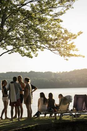 Group of young friends partying at lakeside during sunset, Bavaria, Germany Bavaria, Germany, Europe CR_RONI150802-00216-01 ,model released, Symbolfoto