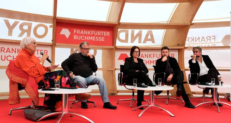 18.10.2023, Frankfurt am Main, DEU, Diskussion in der Agora auf der Buchmesse in Frankfurt mit Claudia Roth, Bundesbeauftragte fuer Kultur und Medien, Michail Schischkin, im Exil lebender russischer Schriftsteller, Irina Scherbakowa, Schriftstellerin und Mitbegruenderin von Memorial, Dimitry Glukhovsky, im Exil lebender russischer Schriftsteller und Deniz Yuecel, Pen Berlin.