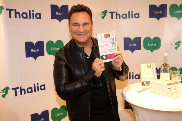 Bilder des Jahres 2023, Entertainment 10 Oktober Entertainment Themen der Woche KW42 Entertainment Bilder des Tages Guido Maria Kretschmer beim Fototermin am Rande der Signierstunde und Lesung mit seinem neuen Buch 19.521 Schritte am 19.10.2023 in Hamburg Guido Maria Kretschmer Signierstunde mit seinem neuen Buch 19.521 Schritte in Hamburg