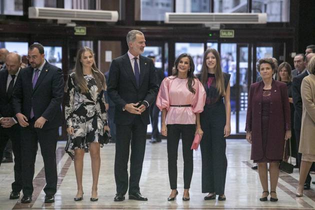 The King and Queen of Spain, the Princess of Asturias and Infanta Sofia preside over the 31st Princess of Asturias Awards Concert (L-R) The President of Asturias, Adrian Barbon, Princess Leonor, King Felipe VI, Queen Letizia and Infanta Sofia on their arrival at the XXXI Princess of Asturias Concert, at the Oviedo Auditorium, on October 19, 2023, in Oviedo, Asturias, Spain. Today marks the beginning of the events for the 2023 Princess of Asturias Awards, to be held tomorrow, October 20. The King and Queen, the Princess and the Infanta will preside over the XXXI Princess of Asturias Awards Concert after receiving in audience this morning the recipients of the 2023 Asturias Medals, the winners of the 2022 End of Degree Awards of the Universi  Copyright: xEuropaxPress ABACAx 872467_038 EuropaxPress ABACAx 872467_038