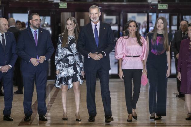 The King and Queen of Spain, the Princess of Asturias and Infanta Sofia preside over the 31st Princess of Asturias Awards Concert (L-R) The President of Asturias, Adrian Barbon, Princess Leonor, King Felipe VI, Queen Letizia and Infanta Sofia on their arrival at the XXXI Princess of Asturias Concert, at the Oviedo Auditorium, on October 19, 2023, in Oviedo, Asturias, Spain. Today marks the beginning of the events for the 2023 Princess of Asturias Awards, to be held tomorrow, October 20. The King and Queen, the Princess and the Infanta will preside over the XXXI Princess of Asturias Awards Concert after receiving in audience this morning the recipients of the 2023 Asturias Medals, the winners of the 2022 End of Degree Awards of the Universi  Copyright: xEuropaxPress ABACAx 872467_039 EuropaxPress ABACAx 872467_039
