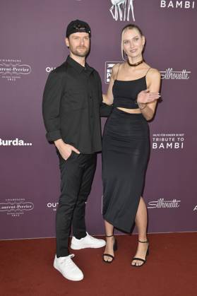 Daniel Grunenberg und Carolin Niemczyk bei der Ankunft Tribute to Bambi in Berlin 19.10. 2023