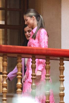 Royals Meets Princess of Asturias Awards Winners - Oviedo (L-R) Queen Letizia and Princess Leonor at the audiences held during the reception offered to the recipients of the 2023 Princess of Asturias Awards on October 20, 2023, in Oviedo (Spain). Photo by Raul Terrel Europa Press ABACAPRESS.COM Oviedo Spain  Copyright: xEuropaxPress ABACAx 872545_006 EuropaxPress ABACAx 872545_006