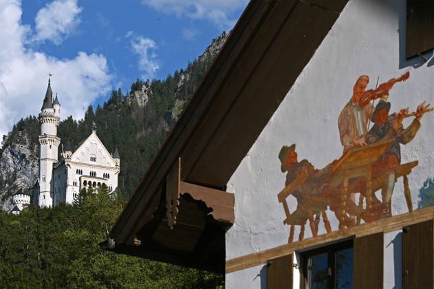 Schloss Neuschwanstein im bayerischen Allgäu bei Füssen, Deutschland