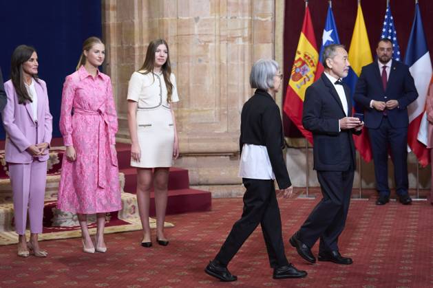 20-10-2023 Medals Princess Leonor and Queen Letizia and Princess Sofia with Japanese writer Haruki Murakami during the Princess Asturias awards at the Campoamor theatre in Oviedo No Spain Â  Copyright: xPPEx