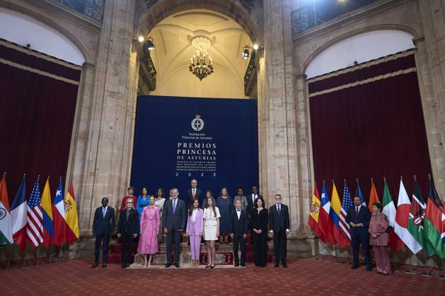 20-10-2023 Medals Kenyan marathon world record holder Eliud Kipchoge, US actress Meryl Streep, Spanish Crown Princess of Asturias Leonor, King Felipe, Queen Letizia, Princess Sofia, Japanese writer Haruki Murakami, US biologist Bonnie L. Bassler and US biologist E. Peter Greenberg pose for a group picture with members of the Drugs for Neglected Diseases initiative (DNDi) non-profit and the Marys Meals non-profit, ahead of the 2023 Princess of Asturias award ceremony at the Campoamor theatre in Oviedo. No Spain Â  Copyright: xPPEx