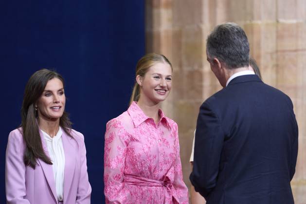 20-10-2023 Medals Princess Leonor and Queen Letizia and King Felipe and Princess Sofia and US actress Meryl Streep and Haruki Murakami and Antonio Banderas during the Princess Asturias awards at the Campoamor theatre in Oviedo No Spain Â  Copyright: xPPEx