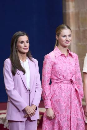 20-10-2023 Medals Princess Leonor and Queen Letizia and King Felipe and Princess Sofia and US actress Meryl Streep and Haruki Murakami and Antonio Banderas during the Princess Asturias awards at the Campoamor theatre in Oviedo No Spain Â  Copyright: xPPEx