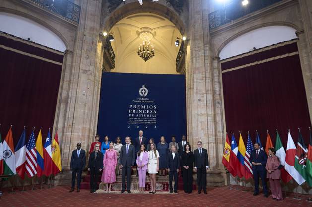 20-10-2023 Medals Kenyan marathon world record holder Eliud Kipchoge, US actress Meryl Streep, Spanish Crown Princess of Asturias Leonor, King Felipe, Queen Letizia, Princess Sofia, Japanese writer Haruki Murakami, US biologist Bonnie L. Bassler and US biologist E. Peter Greenberg pose for a group picture with members of the Drugs for Neglected Diseases initiative (DNDi) non-profit and the Marys Meals non-profit, ahead of the 2023 Princess of Asturias award ceremony at the Campoamor theatre in Oviedo. No Spain Â  Copyright: xPPEx