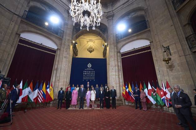 20-10-2023 Medals Kenyan marathon world record holder Eliud Kipchoge, US actress Meryl Streep, Spanish Crown Princess of Asturias Leonor, King Felipe, Queen Letizia, Princess Sofia, Japanese writer Haruki Murakami, US biologist Bonnie L. Bassler and US biologist E. Peter Greenberg pose for a group picture with members of the Drugs for Neglected Diseases initiative (DNDi) non-profit and the Marys Meals non-profit, ahead of the 2023 Princess of Asturias award ceremony at the Campoamor theatre in Oviedo. No Spain Â  Copyright: xPPEx