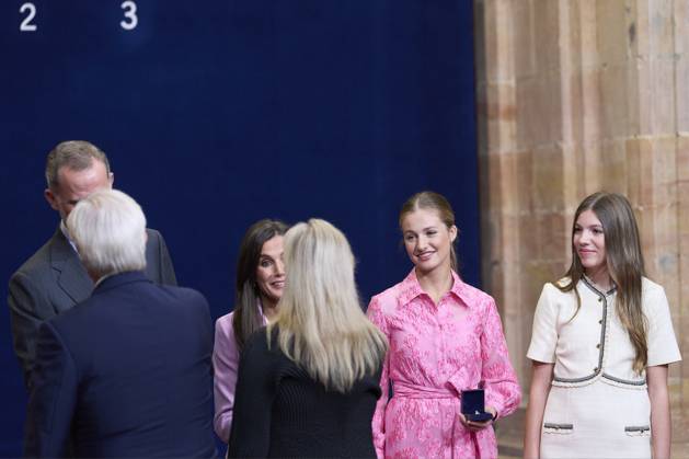 20-10-2023 Medals Princess Leonor and Queen Letizia and King Felipe and Princess Sofia and US actress Meryl Streep during the Princess Asturias awards at the Campoamor theatre in Oviedo No Spain Â  Copyright: xPPEx