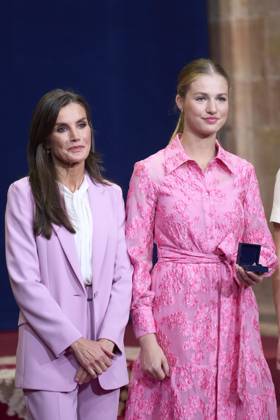 20-10-2023 Medals Princess Leonor and Queen Letizia and King Felipe and Princess Sofia and US actress Meryl Streep and Haruki Murakami and Antonio Banderas during the Princess Asturias awards at the Campoamor theatre in Oviedo No Spain Â  Copyright: xPPEx