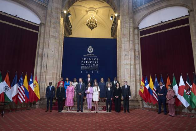 20-10-2023 Medals Kenyan marathon world record holder Eliud Kipchoge, US actress Meryl Streep, Spanish Crown Princess of Asturias Leonor, King Felipe, Queen Letizia, Princess Sofia, Japanese writer Haruki Murakami, US biologist Bonnie L. Bassler and US biologist E. Peter Greenberg pose for a group picture with members of the Drugs for Neglected Diseases initiative (DNDi) non-profit and the Marys Meals non-profit, ahead of the 2023 Princess of Asturias award ceremony at the Campoamor theatre in Oviedo. No Spain Â  Copyright: xPPEx