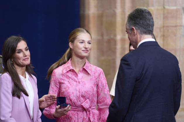 20-10-2023 Medals Princess Leonor and Queen Letizia and King Felipe and Princess Sofia and US actress Meryl Streep and Haruki Murakami and Antonio Banderas during the Princess Asturias awards at the Campoamor theatre in Oviedo No Spain Â  Copyright: xPPEx