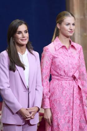 20-10-2023 Medals Princess Leonor and Queen Letizia and King Felipe and Princess Sofia and US actress Meryl Streep and Haruki Murakami and Antonio Banderas during the Princess Asturias awards at the Campoamor theatre in Oviedo No Spain Â  Copyright: xPPEx