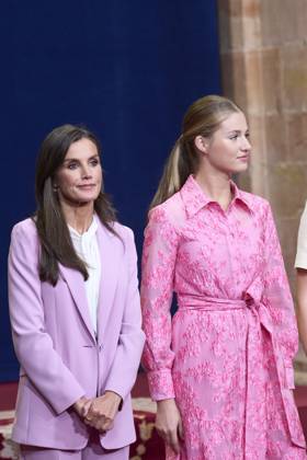 20-10-2023 Medals Princess Leonor and Queen Letizia and King Felipe and Princess Sofia and US actress Meryl Streep and Haruki Murakami and Antonio Banderas during the Princess Asturias awards at the Campoamor theatre in Oviedo No Spain Â  Copyright: xPPEx