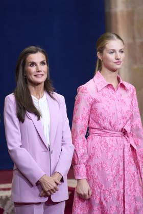 20-10-2023 Medals Princess Leonor and Queen Letizia and King Felipe and Princess Sofia and US actress Meryl Streep and Haruki Murakami and Antonio Banderas during the Princess Asturias awards at the Campoamor theatre in Oviedo No Spain Â  Copyright: xPPEx