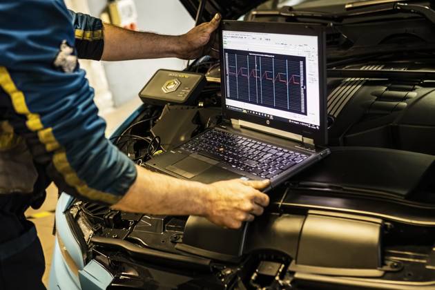 Mechanic perform chip tuning on tuned car in a garage workshop Milan, Italy 13 November 2022: Mechanic perform chip tuning on tuned car in a garage workshop Mechanic perform chip tuning on tuned car in a garage workshop Copyright: xFilippoxCarlotx EDITT (4500)