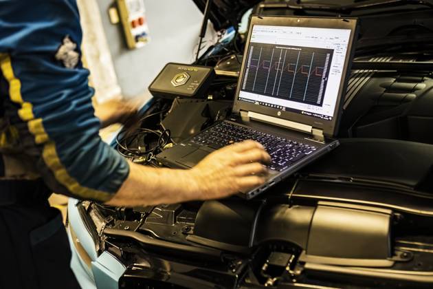 Mechanic perform chip tuning on tuned car in a garage workshop Milan, Italy 13 November 2022: Mechanic perform chip tuning on tuned car in a garage workshop Mechanic perform chip tuning on tuned car in a garage workshop Copyright: xFilippoxCarlotx EDITT (4501)