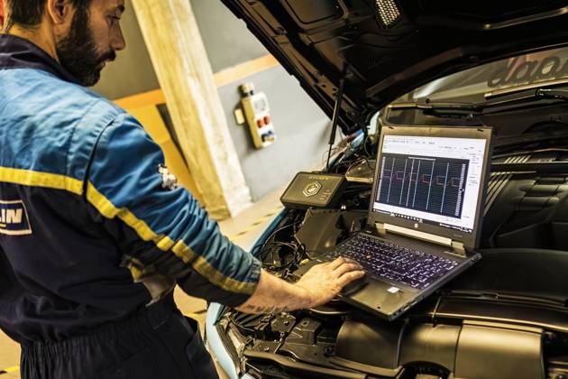 Mechanic perform chip tuning on tuned car in a garage workshop Milan, Italy 13 November 2022: Mechanic perform chip tuning on tuned car in a garage workshop Mechanic perform chip tuning on tuned car in a garage workshop Copyright: xFilippoxCarlotx EDITT (4502)