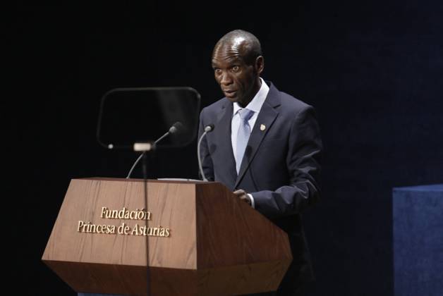 Princess of Asturias Awards Ceremony - Oviedo Athlete Eliud Kipchoge speaks during the 43rd edition of the Princess of Asturias Awards 2023 , at the Campoamor Theater, on October 20, 2023, in Oviedo, Asturias, Spain. The Princess of Asturias Awards Ceremony is the main activity carried out by the Princess of Asturias Foundation, a private non-profit institution whose objectives are to contribute to the exaltation and promotion of scientific, cultural and humanistic values and to consolidate the links between the Principality of Asturias and the title traditionally held by the heirs to the Crown of Spain. The day is considered one of the most important cultural events on the international agenda. Photo by Jorge Peteiro Europa Press ABACAPRE  Copyright: xEuropaxPress ABACAx 872624_064 EuropaxPress ABACAx 872624_064