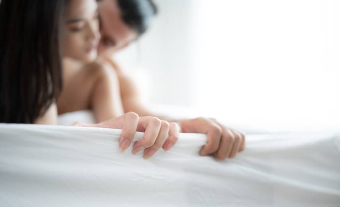 Gorgeous sexy couple enjoying arousing sex before having sex on bed in home bedroom The concept of emotional and love relationships. Gorgeous sexy couple enjoying arousing sex before having sex on bed in home bedroom The concept of emotional and love relationships. ,model released, Symbolfoto Copyright: xZoonar.com SunanxWongsa-ngax 20554086 ,model released, Symbolfoto ,property released