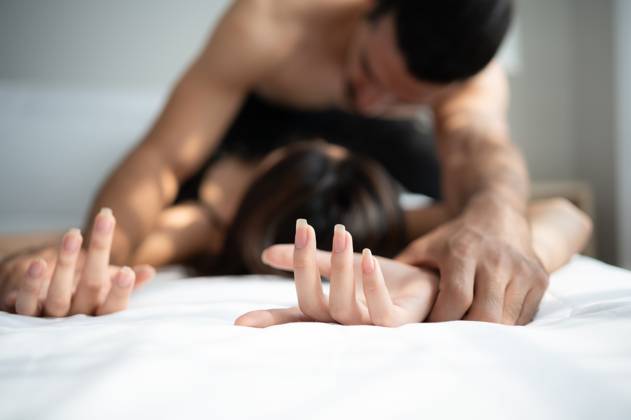 Gorgeous sexy couple enjoying arousing sex before having sex on bed in home bedroom The concept of emotional and love relationships. Gorgeous sexy couple enjoying arousing sex before having sex on bed in home bedroom The concept of emotional and love relationships. ,model released, Symbolfoto Copyright: xZoonar.com SunanxWongsa-ngax 20554117 ,model released, Symbolfoto ,property released