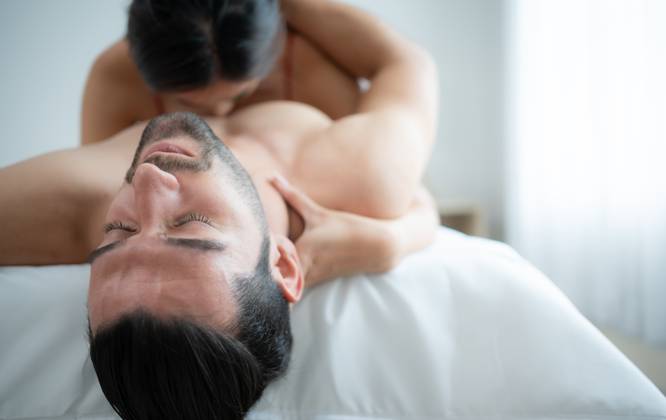 Gorgeous sexy couple enjoying arousing sex before having sex on bed in home bedroom The concept of emotional and love relationships. Gorgeous sexy couple enjoying arousing sex before having sex on bed in home bedroom The concept of emotional and love relationships. ,model released, Symbolfoto Copyright: xZoonar.com SunanxWongsa-ngax 20554251 ,model released, Symbolfoto ,property released
