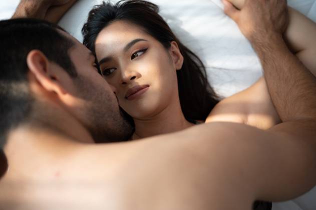 Gorgeous sexy couple enjoying arousing sex before having sex on bed in home bedroom The concept of emotional and love relationships. Gorgeous sexy couple enjoying arousing sex before having sex on bed in home bedroom The concept of emotional and love relationships. ,model released, Symbolfoto Copyright: xZoonar.com SunanxWongsa-ngax 20554402 ,model released, Symbolfoto ,property released