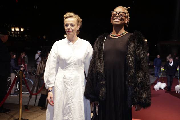 Patrycia Ziolkowska mit Begleitung bei der 34. Verleihung des Hessischen Film- und Kinopreises 2023 in der Alten Oper. Frankfurt, 20.10.2023