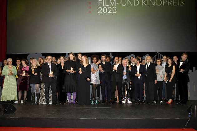 Die Preisträger und Laudatoren bei der 34. Verleihung des Hessischen Film- und Kinopreises 2023 in der Alten Oper. Frankfurt, 20.10.2023