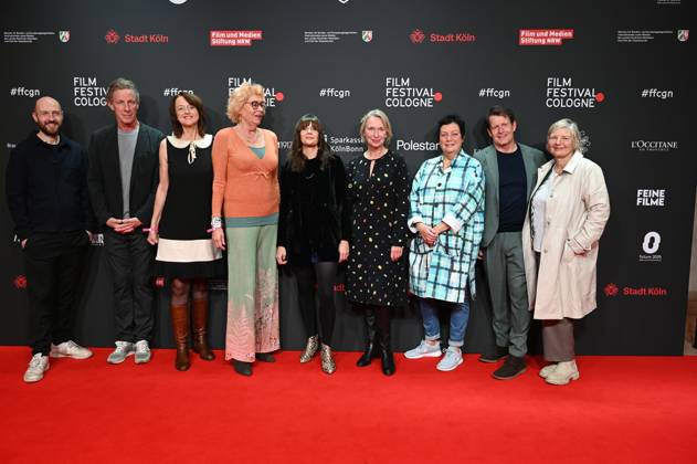 Die Jury und die Preisträgerin des Manfred Stelzer Preis der in diesem Jahr an die Regisseurin Sonja Heiss für WANN WIRD ES ENDLICH WIEDER, SO WIE ES NIE WAR geht beim 33. Film Festival Cologne, FFCGN in den Kölner Filmpalast
