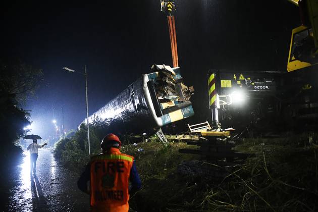 Bilder des Jahres 2023, News 10 Oktober News Themen der Woche KW43 News Bilder des Tages (231023) -- KISHOREGANJ (BANGLADESH), Oct. 23, 2023 -- Rescuers work to lift a carriage overturned in a train collision in Kishoreganj district, Bangladesh, on Oct. 23, 2023. At least 15 people were killed after two trains collided in Kishoreganj district, some 117 km northeast of Dhaka, on Monday, the district s Additional Superintendent of Police Md Mostak Sarker told Xinhua. BANGLADESH-KISHOREGANJ-TRAIN COLLISION Salim 