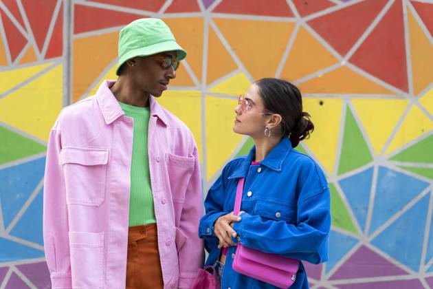Multiracial couple talking in front of colorful wall model released, Symbolfoto, AFVF09324