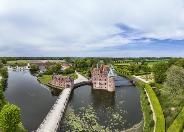Denmark, Southern Denmark, Kvaerndrup, Aerial view of Egeskov Castle and surrounding park, Kvaerndrup Region Syddanmark Dänemark AMF09940