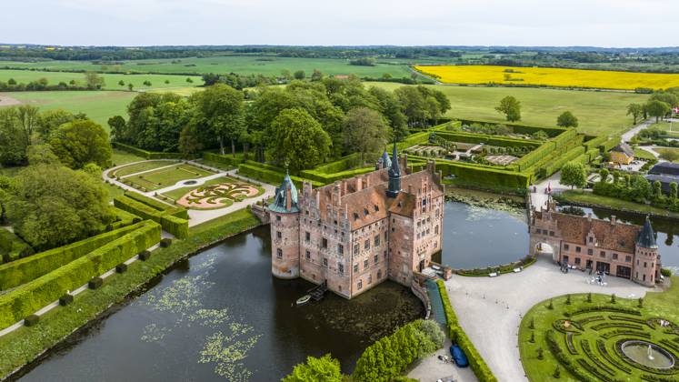 Denmark, Southern Denmark, Kvaerndrup, Aerial view of Egeskov Castle and surrounding park, Kvaerndrup Region Syddanmark Dänemark AMF09941