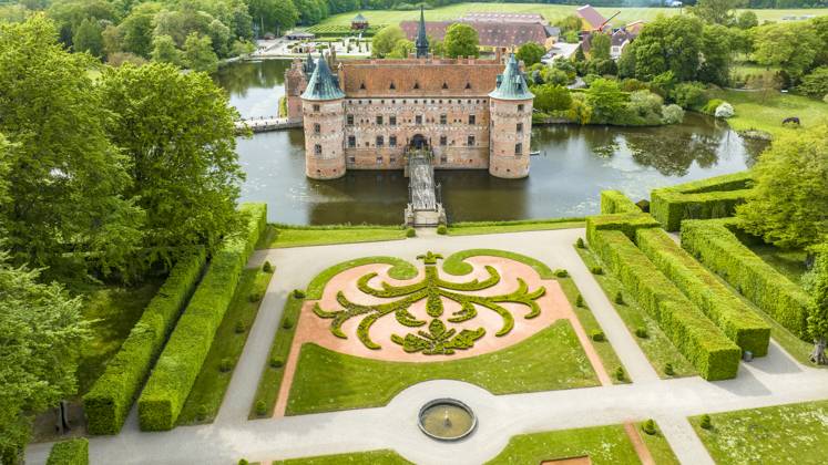 Denmark, Southern Denmark, Kvaerndrup, Aerial view of garden in front of Egeskov Castle, Kvaerndrup Region Syddanmark Dänemark AMF09943